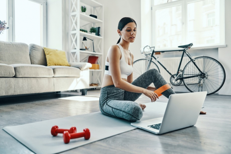 Идеально для новичка: как тренироваться дома с фитнес-резинкой