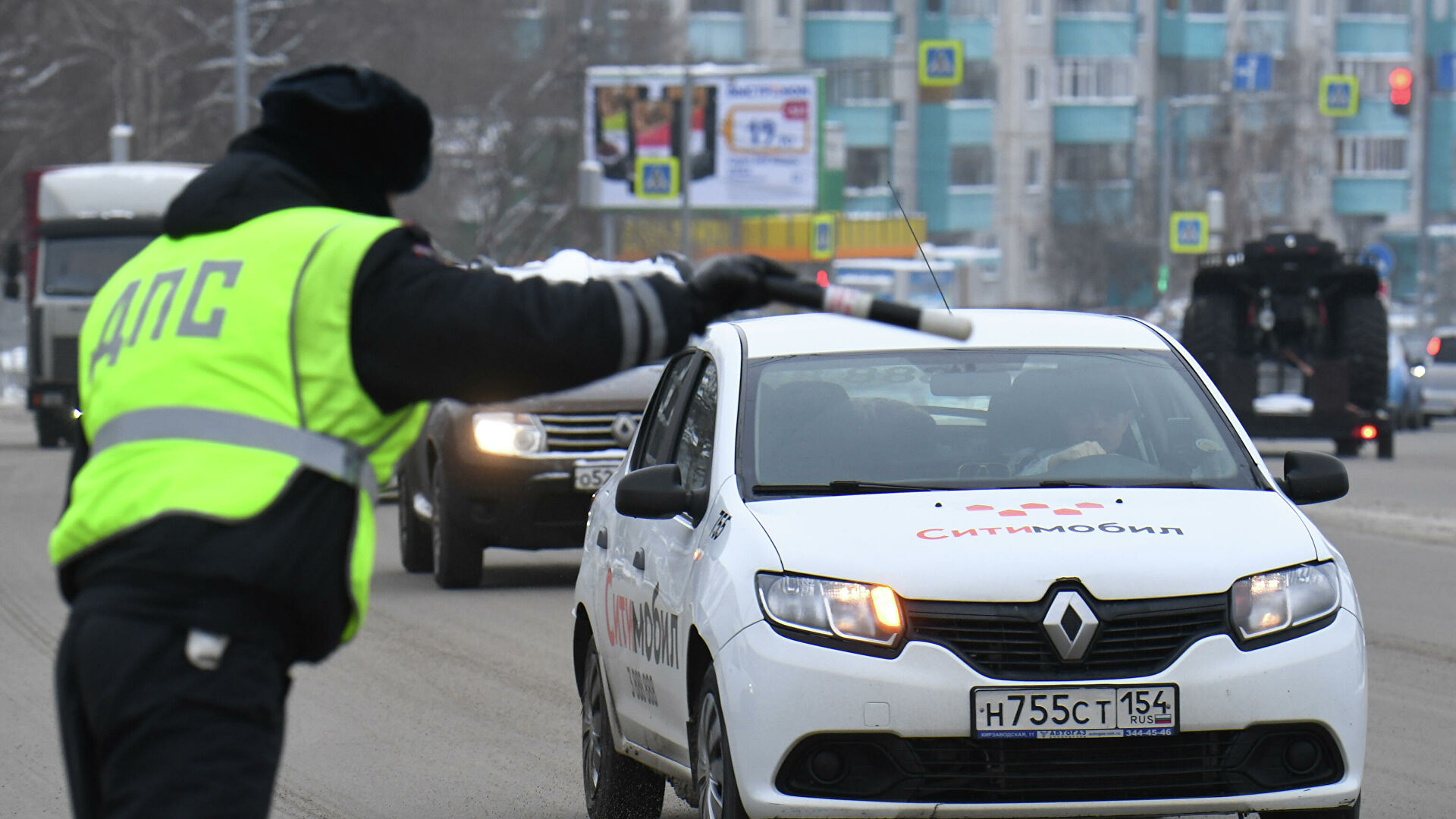 Сотрудник ДПС ГИБДД во время проверки соблюдения масочного режима водителями такси в Новосибирске - РИА Новости, 1920, 01.01.2021