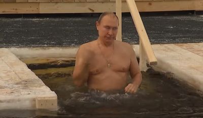 Президент России Владимир Путин окунулся в прорубь: видео