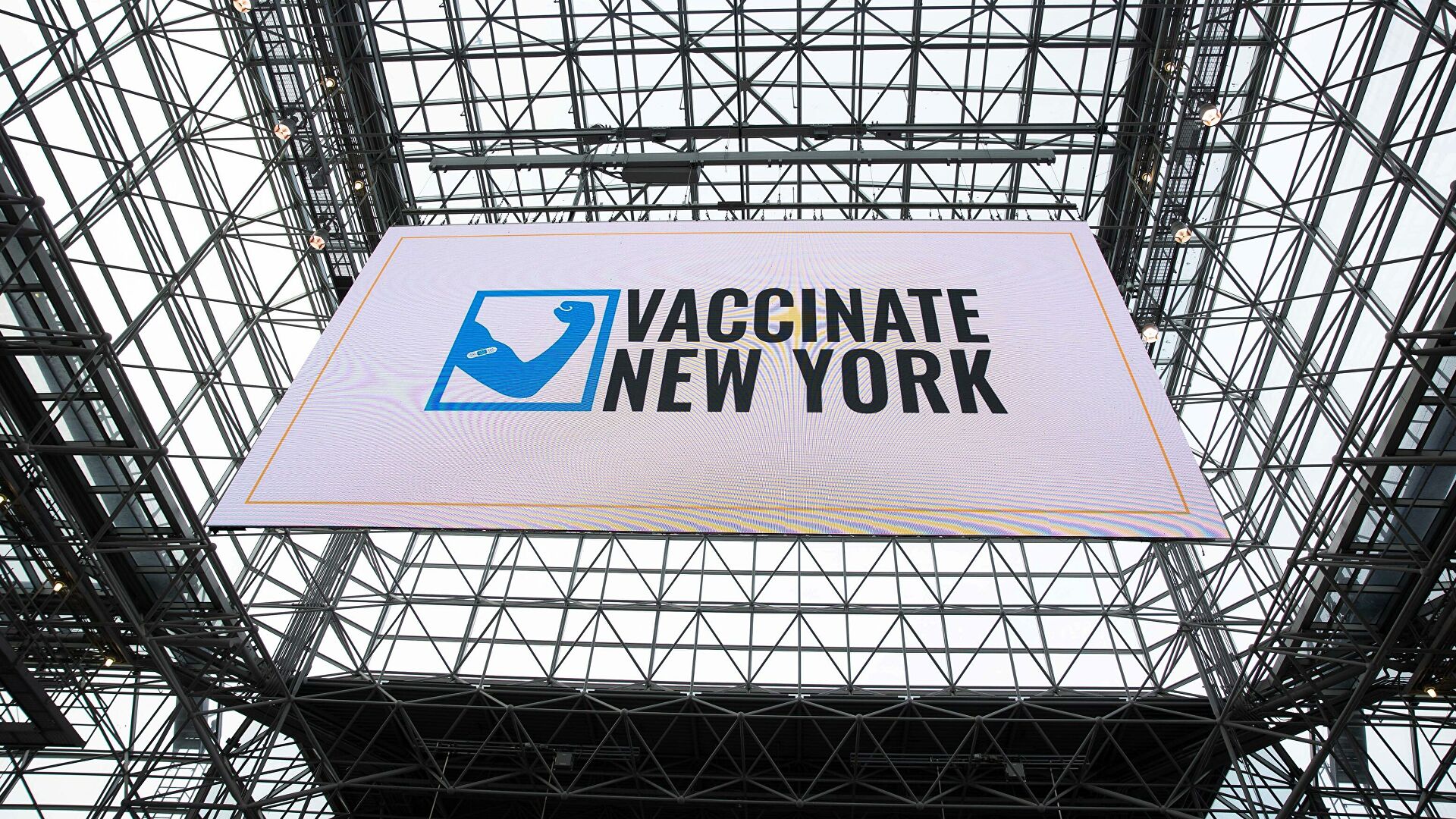 Экран в центре вакцинации от коронавируса на территории конференц-центра Якоба Явица в Нью-Йорке - РИА Новости, 1920, 28.07.2021
