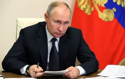 Путин поручил рассмотреть вопрос о выдаче сертификатов привившимся от коронавируса российской вакциной